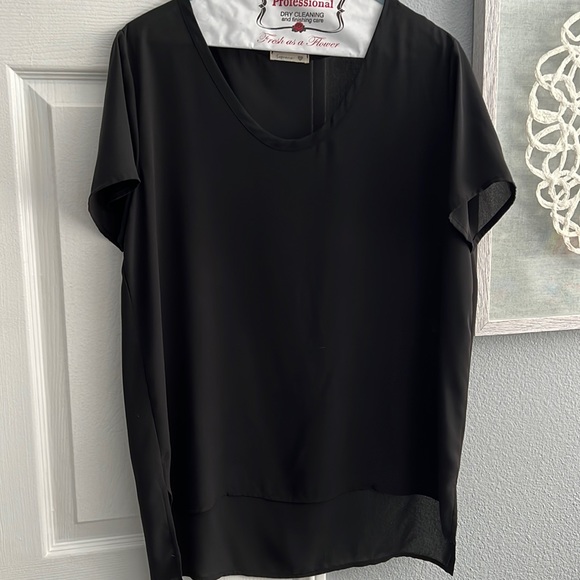 Black top - Picture 1 of 2